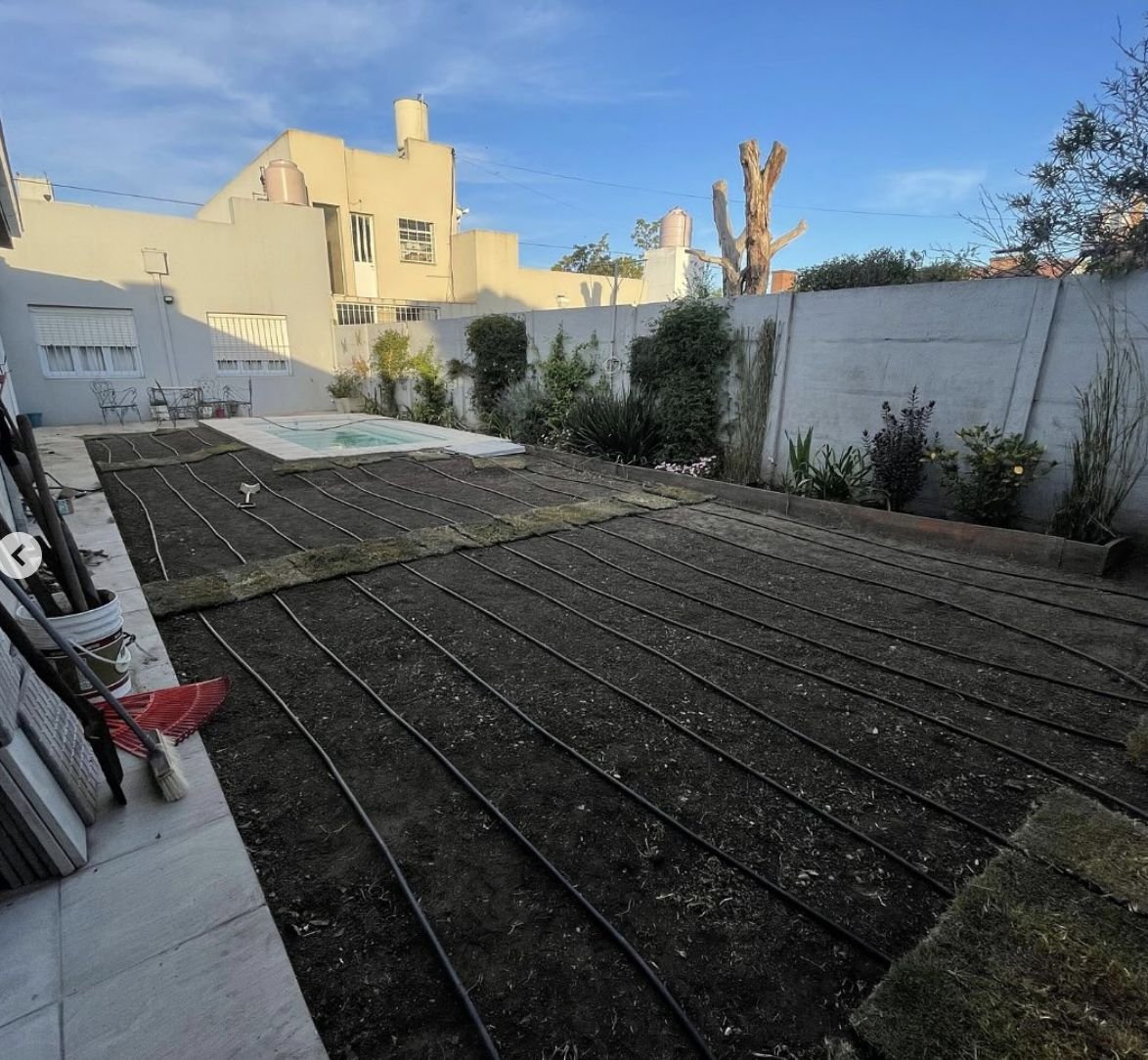 Terreno preparado con riego por goteo y los primeros panes de césped colocados