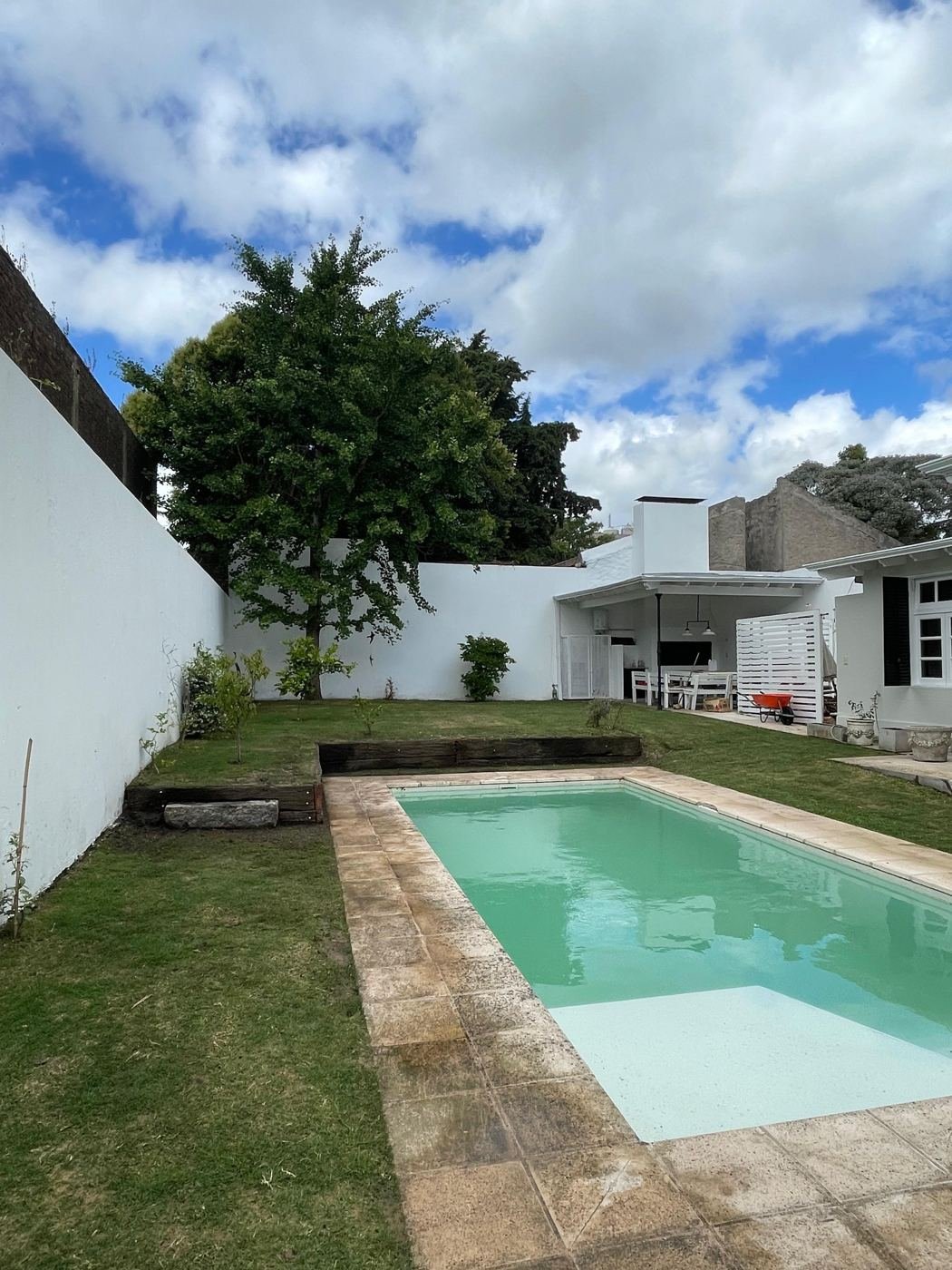 Patio con pileta y césped recién colocado
